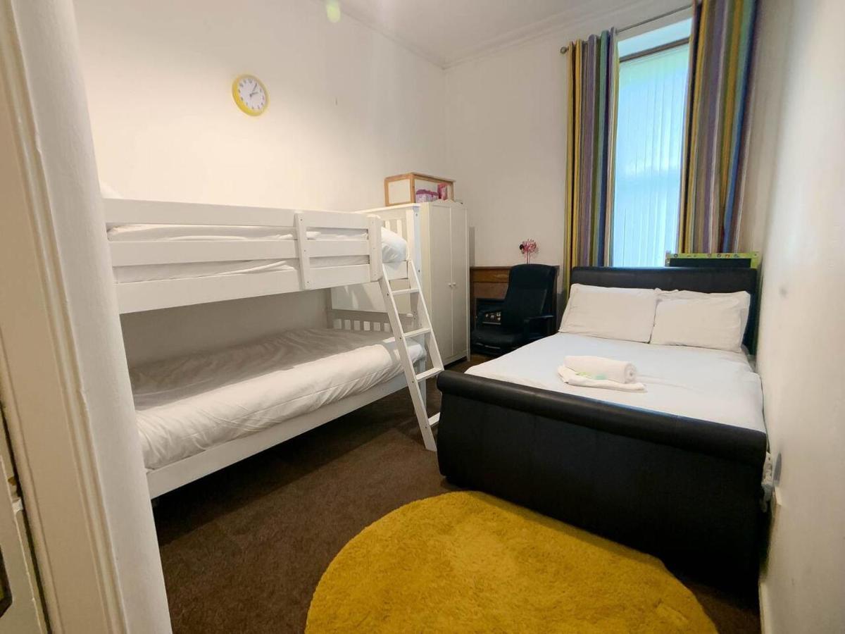 Large Glasgow South Family Home - Free Parking Екстериор снимка